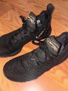 Nike LeBron Witness 3 GS Black Gold Youth Size 7Y Basketball Shoes